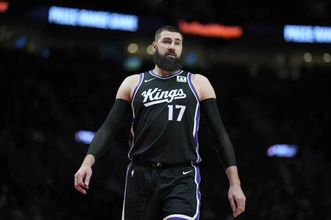 约老师：留下吧，你来首发，我打替补！你笑国王太疯癫，国王笑你看不穿