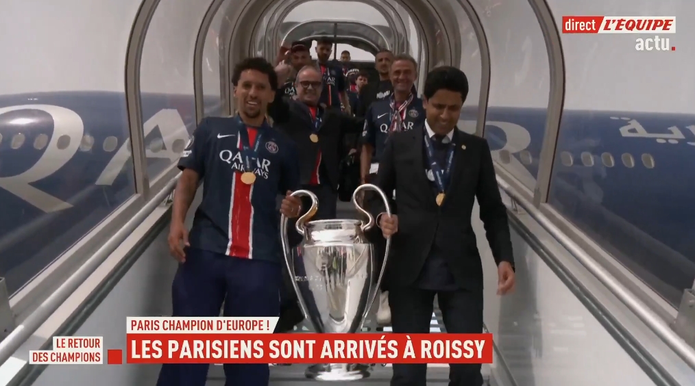 开云登录入口-😎巴黎全队返回法国，马尔基尼奥斯和纳赛尔带着奖杯走下飞机