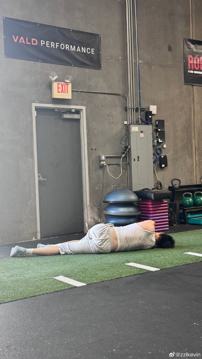 开云官方网站-张镇麟社媒晒近况：康复🏋️ 摄影📷 当教父👶