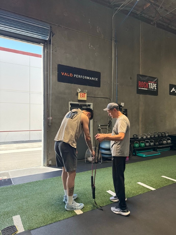 开云官方网站-张镇麟社媒晒近况：康复🏋️ 摄影📷 当教父👶