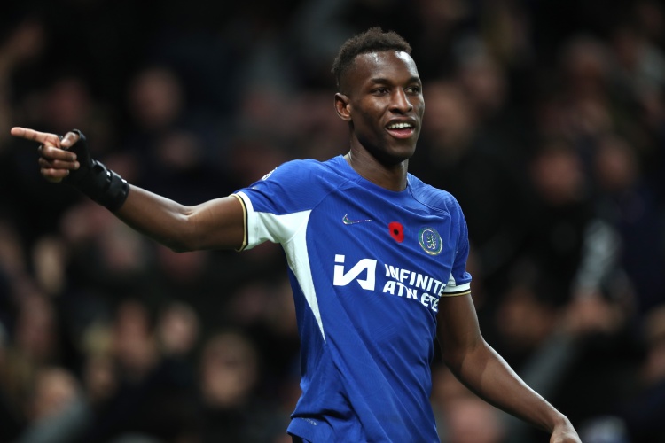 记者：曼联也在关注杰克逊的情况，目前专注于引进姆贝莫