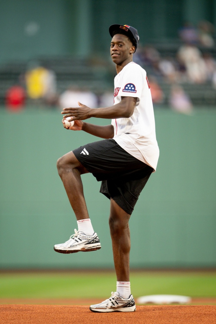 排面拉满！26年状元热门AJ-迪班萨给家乡棒球队波士顿红袜开球