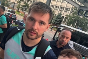 开云登录入口-瘦了也帅了！自媒体晒东契奇近期与球迷合照&amp;训练照