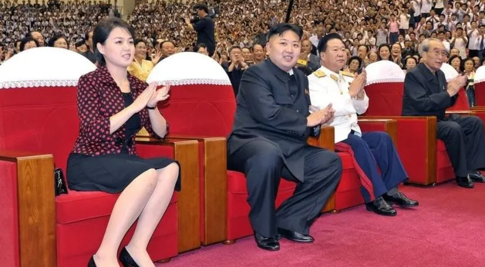 开云官方网站-朝鲜第一夫人李雪主:狠心抛弃前任,仅用一招就让金正恩死心塌地