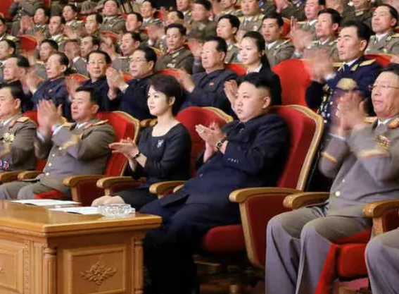 开云官方网站-朝鲜第一夫人李雪主:狠心抛弃前任,仅用一招就让金正恩死心塌地