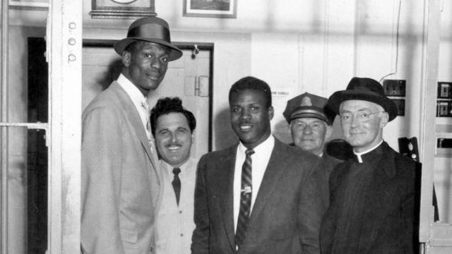 开云官方网站-NBA族长、恶魔岛平民 美记者讲述拉塞尔的传奇人生