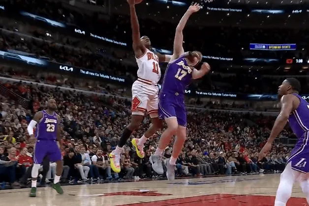 开云官方网站-蒂米被打到面部走回更衣室，裁判回看吹多森姆普通进攻犯规