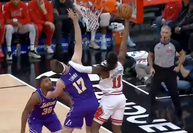 开云官方网站-蒂米被打到面部走回更衣室，裁判回看吹多森姆普通进攻犯规