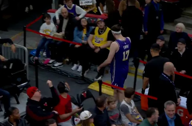 开云官方网站-蒂米被打到面部走回更衣室，裁判回看吹多森姆普通进攻犯规