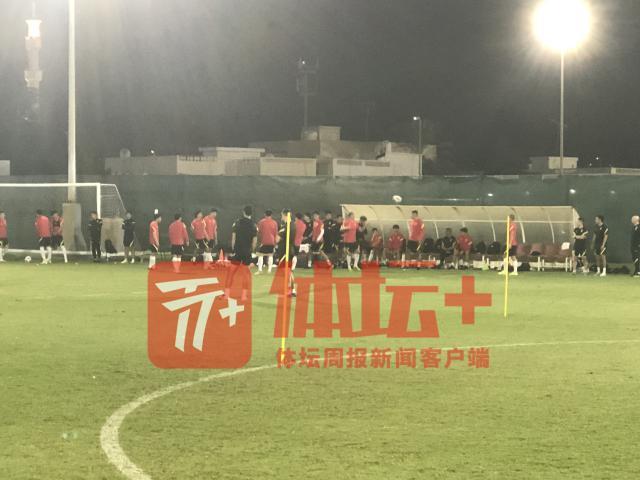 开云官方网站-洛国富因伤缺席恢复训练 场地横幅激励国足不放弃